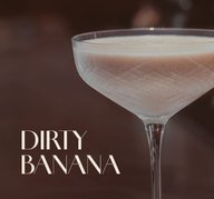 Coupette-Glas mit cremigem, hellbraunem ECKES Dirty Banana Cocktail.