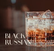 Tumbler-Glas mit dunklem ECKES Black Russian Cocktail und großen Eiswürfeln.