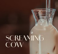  Glasflasche mit hellbraunem ECKES Screaming Cow Cocktail und Eiswürfeln.