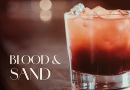  Glas mit ECKES Blood & Sand Cocktail auf Eis, vor einem unscharfen, dunklen Hintergrund mit der Aufschrift "Blood & Sand".