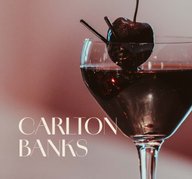 Glas mit ECKES Carlton Banks Cocktail, garniert mit einer dunklen Kirsche auf einem Zahnstocher