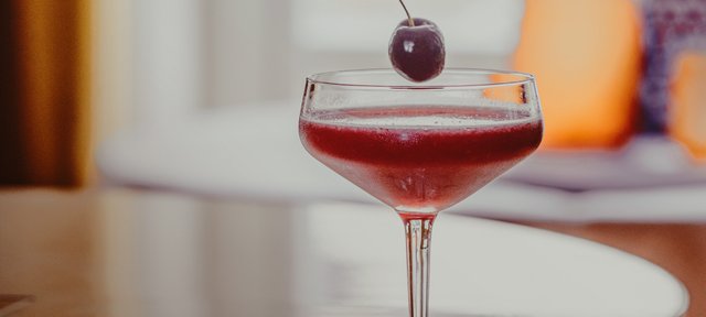 Glas mit ECKES Cherry Daiquiri, garniert mit einer Kirsche auf einem Zahnstocher