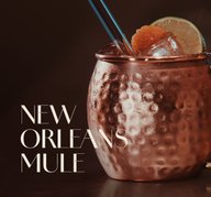 Kupferbecher mit ECKES New Orleans Mule Cocktail, garniert mit einer Limettenscheibe und einem Cocktailspieß.