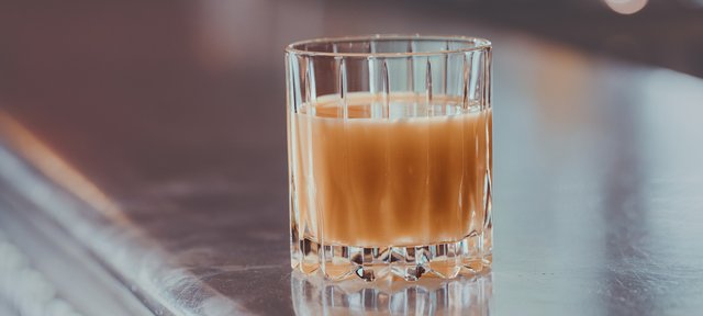 Glas mit ECKES Canary Flip Cocktail auf einer glänzenden Oberfläche 