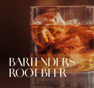 Tumbler-Glas mit dunklem ECKES Bartender's Root Beer Cocktail und großen Eiswürfeln.