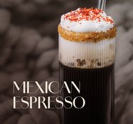 Hohes Glas mit dunklem ECKES Mexican Espresso Cocktail, gekrönt von einer Sahnehaube und rotem Zuckerrand.