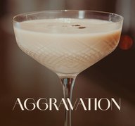 Coupette-Glas mit cremigem, hellbraunem ECKES Aggravation Cocktail, garniert mit drei Kaffeebohnen.