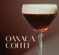 Glas mit dunklem ECKES Oaxaca Coffee Cocktail, gekrönt von einer hellen Schaumkrone.