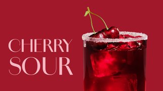 Glas mit ECKES Cherry Sour Cocktail, garniert mit einer Kirsche und Zuckerrand