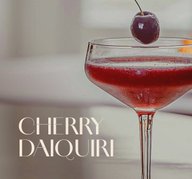 Glas mit ECKES Cherry Daiquiri Cocktail, garniert mit einer Kirsche auf einem Zahnstocher