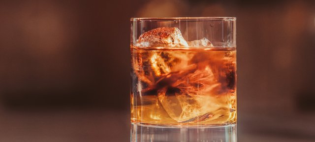 Glas mit ECKES Bartenders Root Beer Cocktail auf einer glänzenden Oberfläche